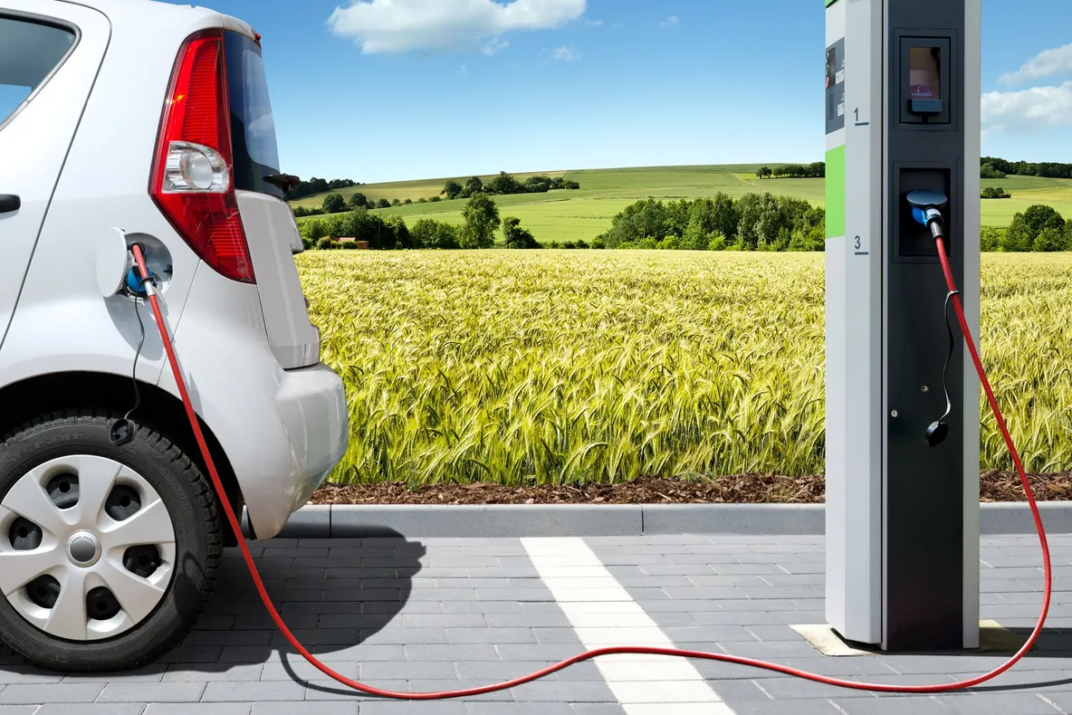 Românii încep să prindă gustul mașinilor electrice. Vânzări bune înregistrează și autoturismele hibrid