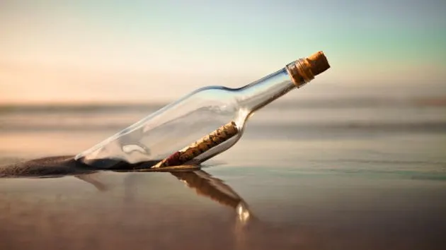 A găsit un mesaj într-o sticlă, pe mare. Când l-a citit, a încremenit. Ce scria 