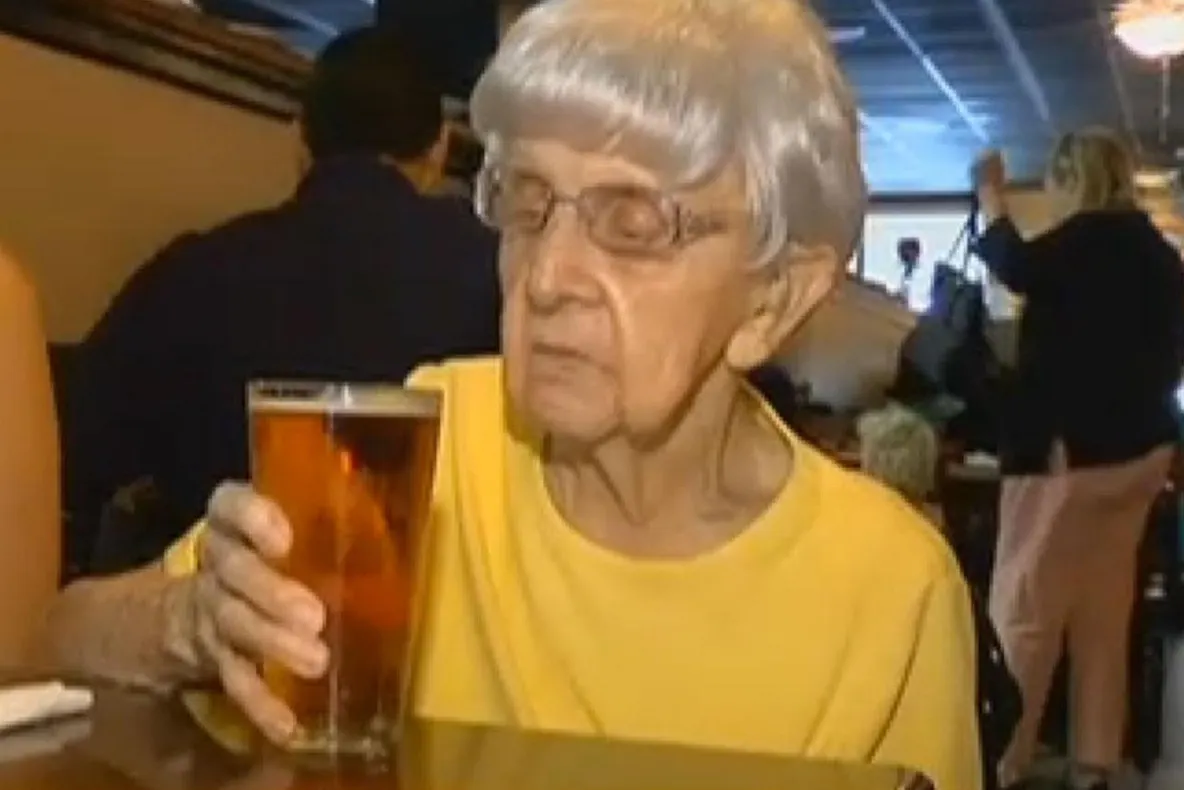 Reţeta unei bătrâne care a ajuns la 102 ani -"Beau zilnic ce-mi place: o bere"