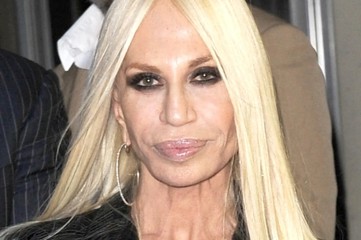 Donatella Versace s-a afișat în costum de baie la 61 de ani