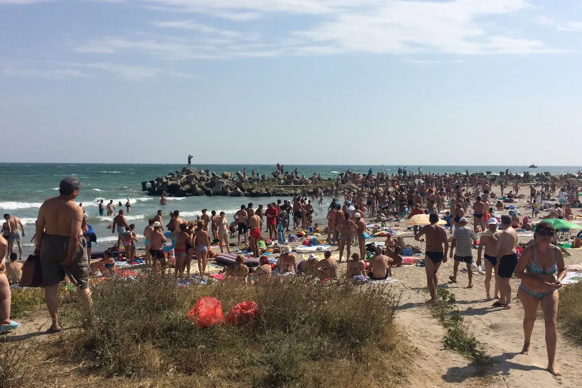 Momente dramatice pe litoral: adolescent, prins sub stabilopozi. Scafandrii, intervenţie de urgenţă!
