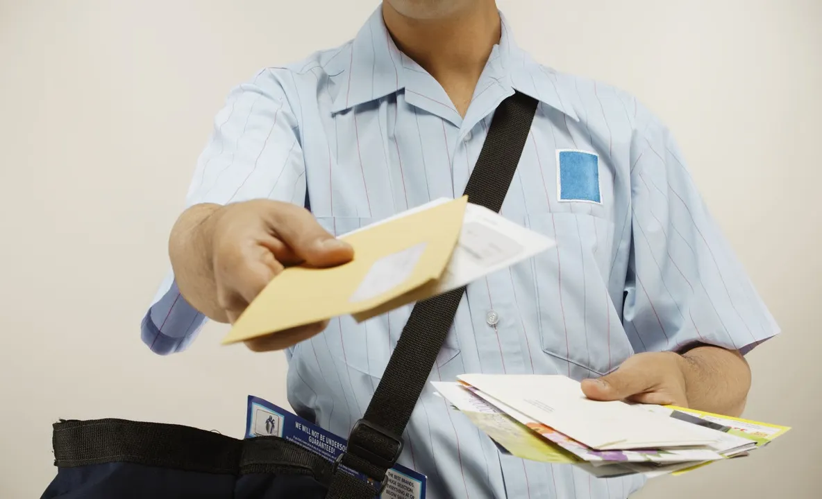 Trebuia să livreze o scrisoare, dar când a văzut ce scria pe plic, a amuțit. Cine era destinatarul