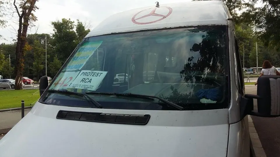Şoferii au reluat protestele faţă de creşterea tarifelor RCA. Mai multe drumuri, blocate