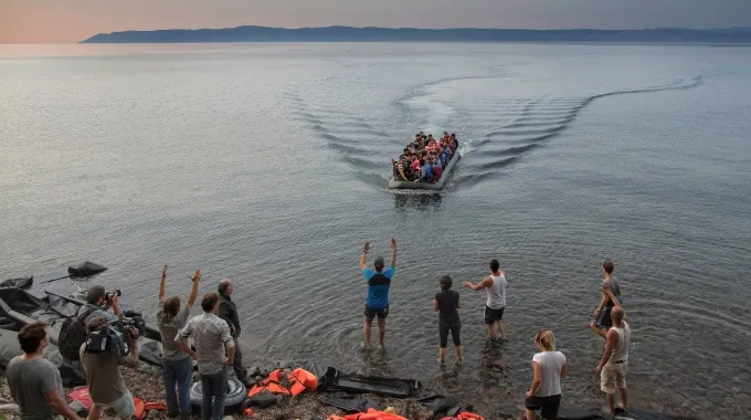 SUTE de migranți, forțați să se arunce în Marea Mediterană. Câți oameni au murit