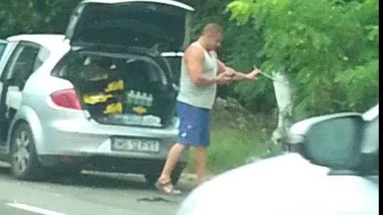 Gestul unui şofer român a devenit viral. A aruncat toate gunoaiele din portbagaj pe stradă