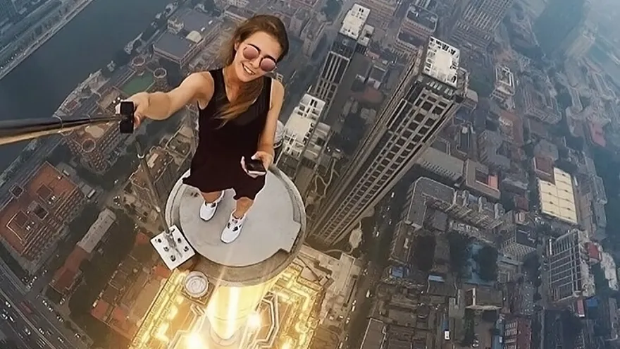 Această rusoaică are o manie pentru cele mai periculoase selfie-uri din lume