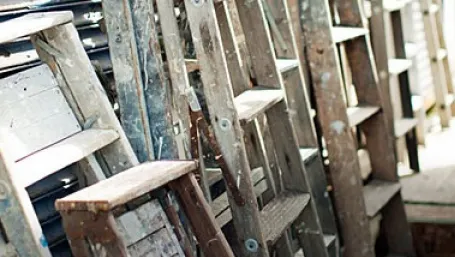 Peretele unui liceu, dărâmat de furtună, după ce a fost reabilitat cu 2,5 mil. de euro 