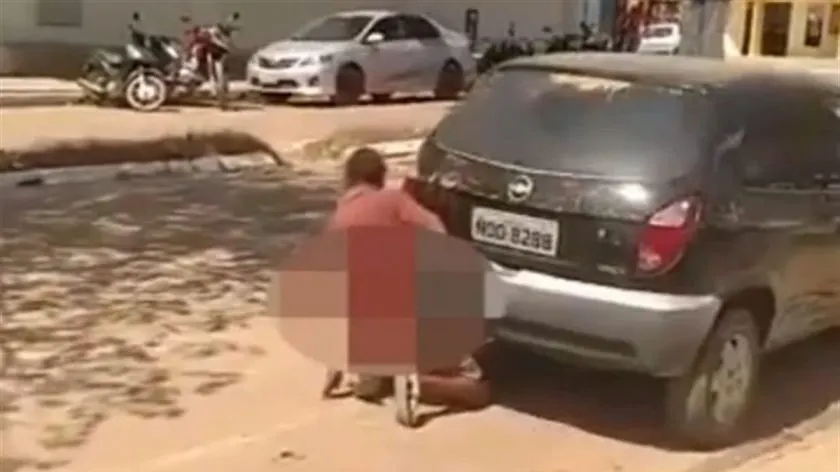 Scena halucinantă surprinsă pe stradă de un trecător. În fața lui, un bărbat..