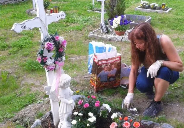 Și-a îngropat copilul acum o lună și s-a dus zilnic cu flori la mormântul lui. Apoi..