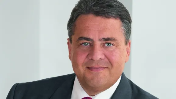 Gestul obscen al vicecancelarului german Sigmar Gabriel, adresat neonaziştilor