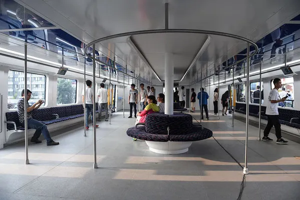 Mega autobuzul chinezesc, care permite automobilelor să circule sub el, a devenit realitate 