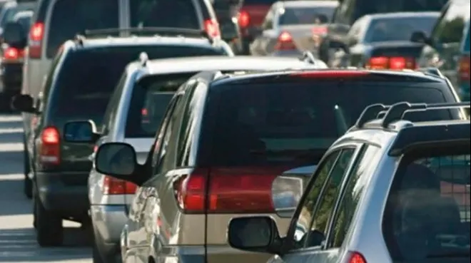 Valea Prahovei, blocată! Coloane de mașini întinse pe mai mulți kilometri pe ambele sensuri ale DN1