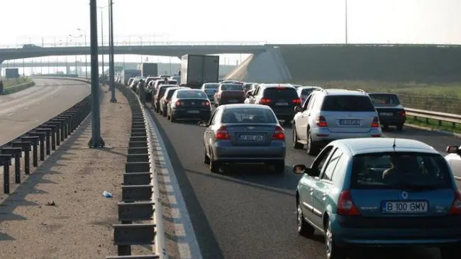 Aglomeraţie pe drumurile spre munte şi pe Autostrada Soarelui. Traficul este îngreunat