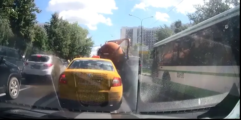 O vidanjă a explodat pe șosea. Cum au reacționat șoferii aflați în trafic(VIDEO)