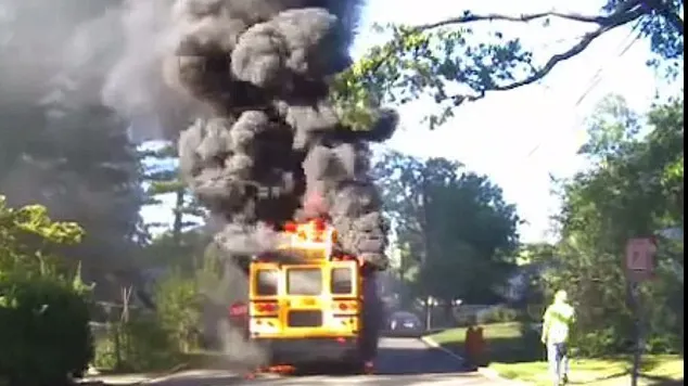 Un autobuz școlar cu 20 de elevi a luat foc. Ce a făcut șoferița în disperare de cauză