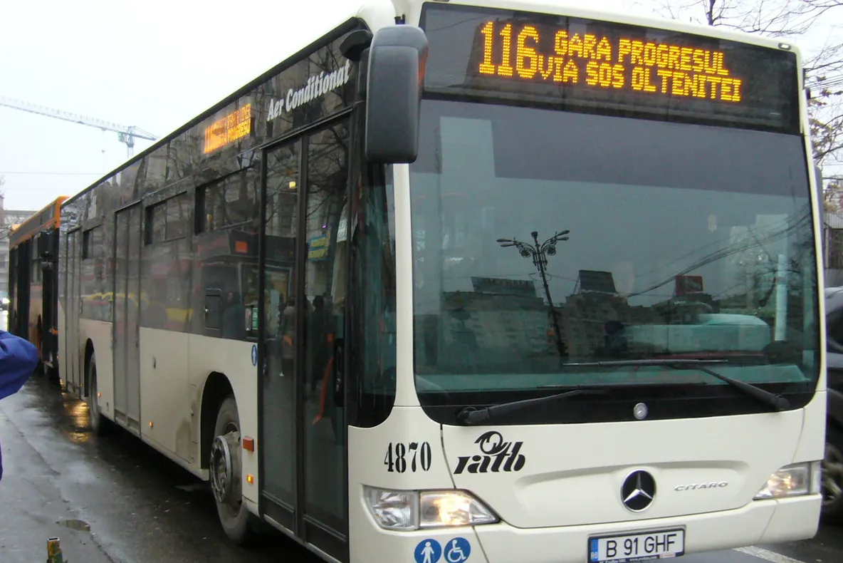 Trei persoane, rănite după ce un autobuz al liniei 116 a lovit două maşini şi un copac