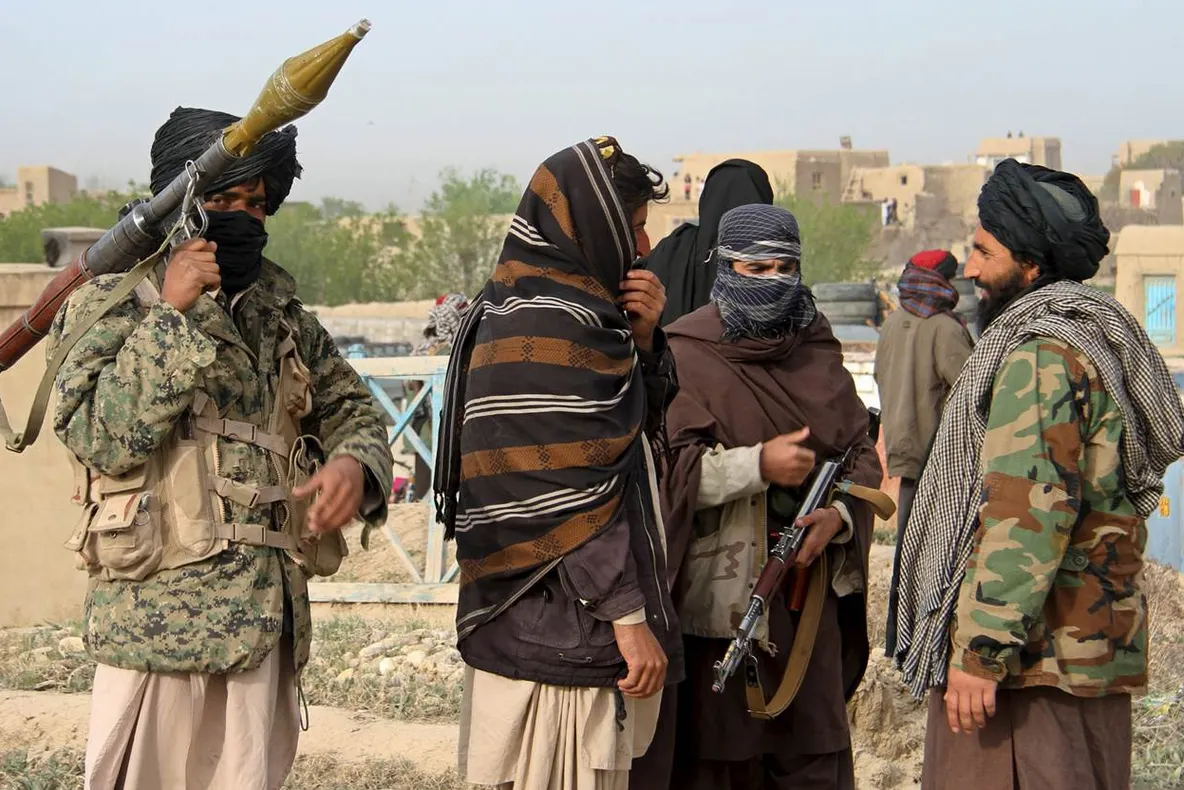 Cameraman CNN, la un pas să fie lovit cu pistolul de un taliban. Un alt militant a intervenit - VIDEO