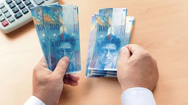 Românii cu credite în franci elveţieni au iesit din nou în stradă