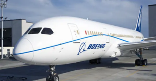 V-aţi întrebat vreodată de ce avioanele sunt vopsite numai în alb? Iată răspunsul!