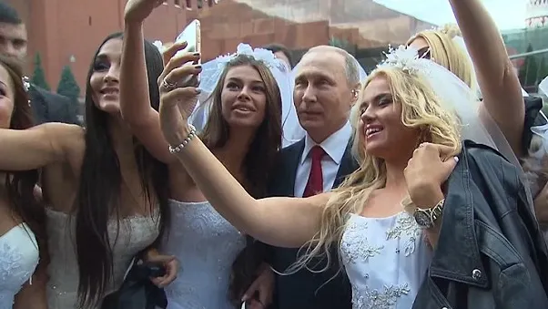 VIRAL. Vladimir Putin, "sechestrat" de un grup de mirese în Piața Roșie. Ce s-a întâmplat