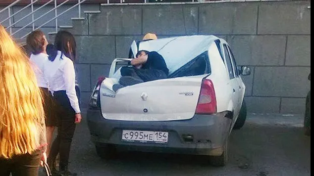 Un tânăr din Rusia a căzut de la etajul 23 pe un Logan. E incredibil ce s-a întâmplat