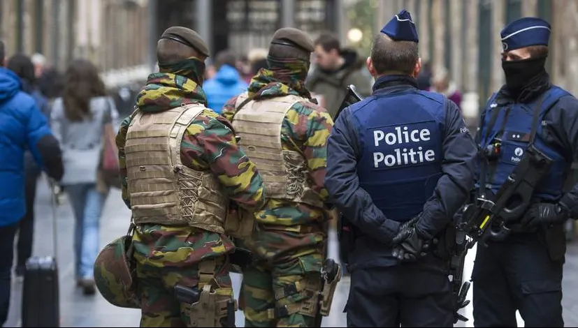 Panică la Bruxelles: Doi polițiști au fost atacați cu un cuțit de un bărbat