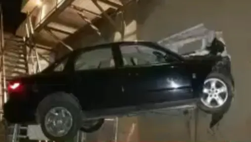 Cel mai prost şofer din toate timpurile. Unde şi-a parcat maşina. Imagini fabuloase!