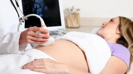 Și-a însoțit soția gravidă la medic. S-a uitat pe ecograf și ȘOC! Ce se afla în pântecul femeii