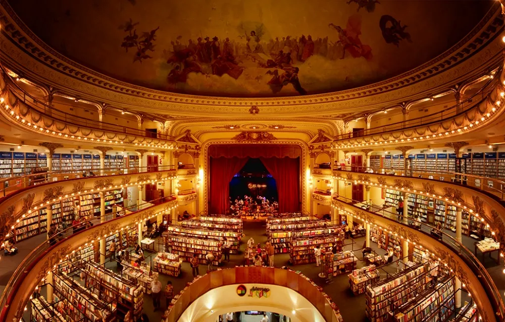 Acest teatru vechi de 100 de ani a fost transformat într-o librărie UNICĂ în lume! Imagini uimitoare