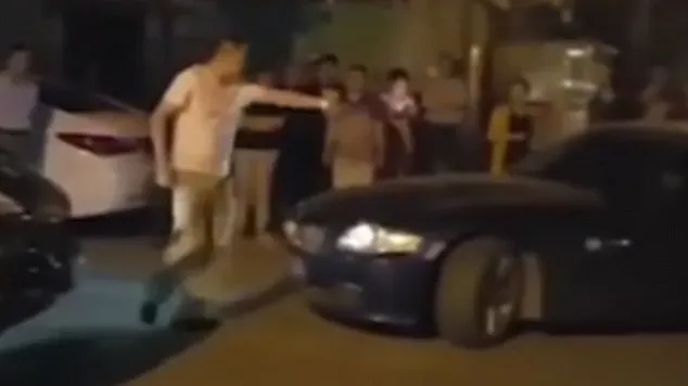Momentul șocant când o șoferiță nervoasă intră cu BMW-ul în alt șofer, în timpul unei dispute