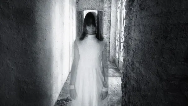Semne care îţi arată că ai în casă spiritul unui om mort: Mare atenţie!