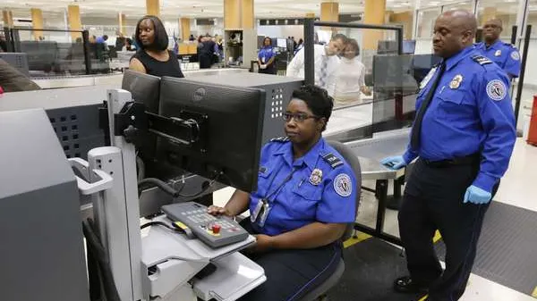 Un celebru cântăreţ american, ARESTAT la aeroport. Ce avea în bagaj?