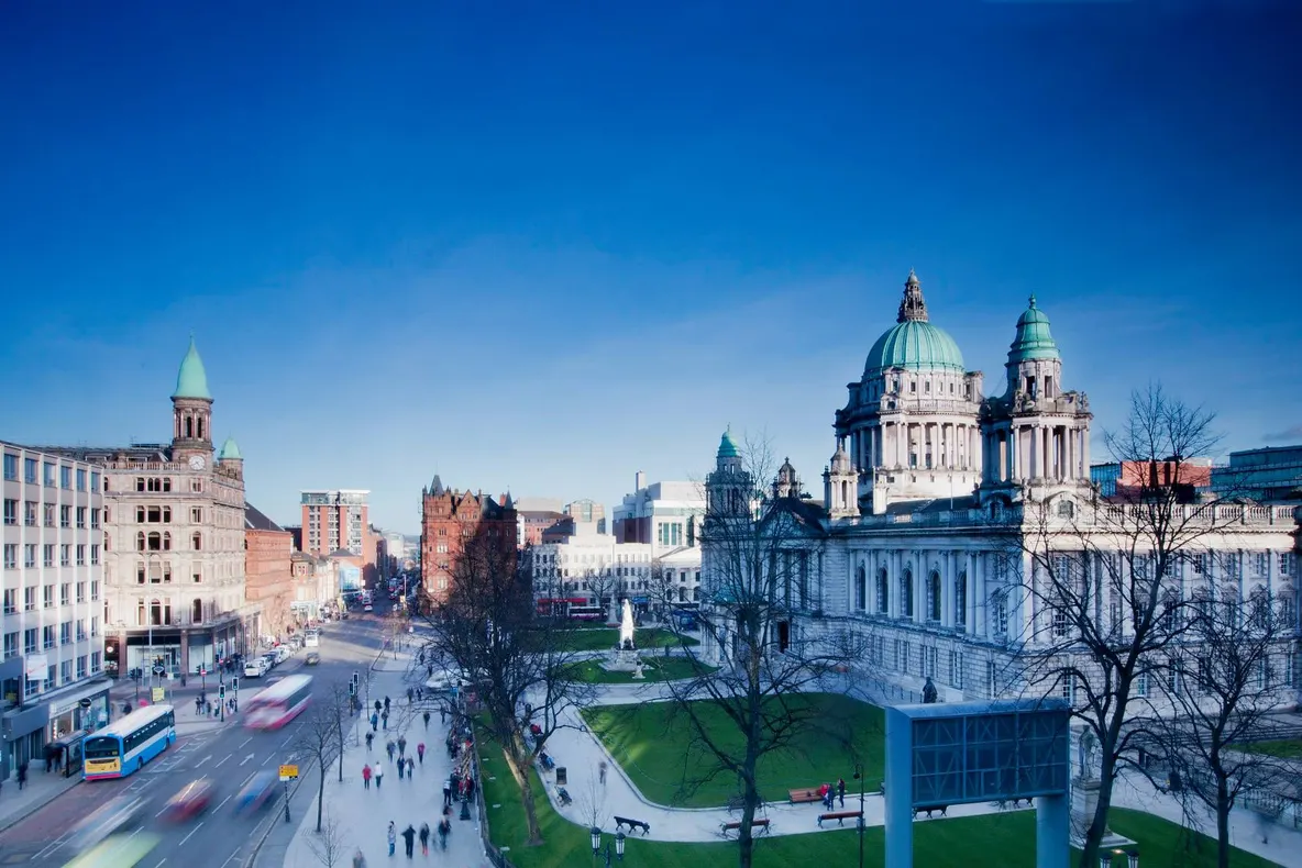 Autorităţile britanice au descoperit materiale explozive în urma unor percheziţii din Belfast 