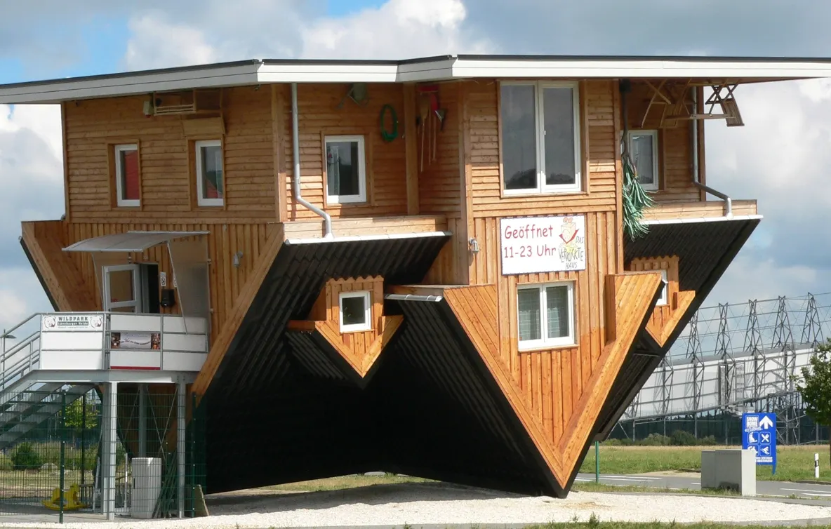 În această casă dormi și te plimbi pe tavan. Cum arată camerele