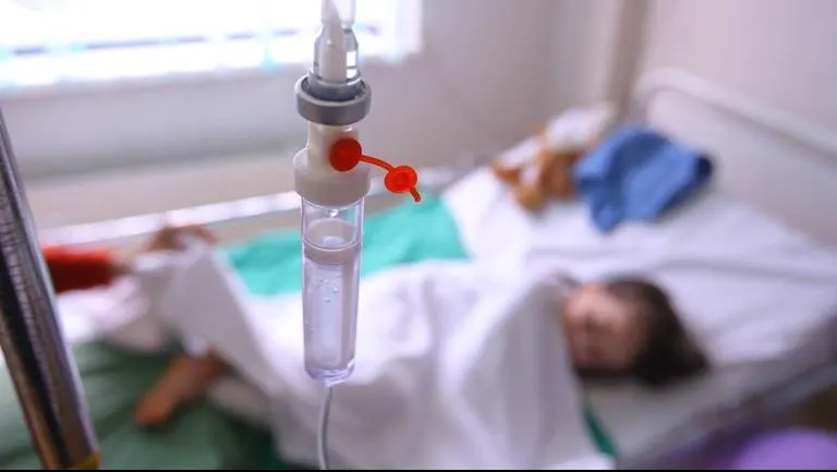 O şansă la o viaţă mai bună. Acest băieţel a fost operat pe creier şi a rămas în scaun cu rotile