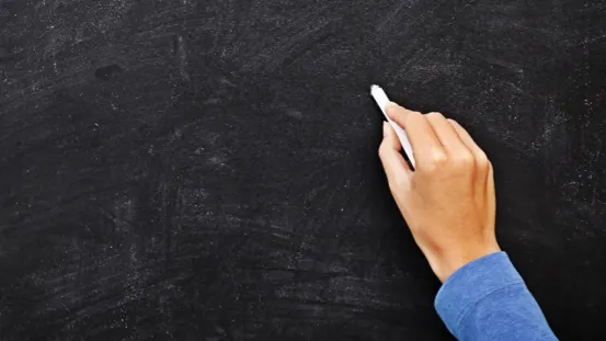 Profesorul a luat creta şi a început să deseneze pe tablă. Elevii au amuţit când au văzut ce face!