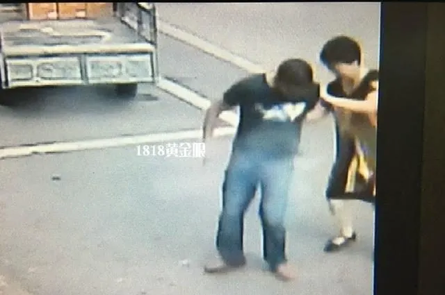 Incident bizar: un telefon mobil explodează în buzunarul proprietarului, rănindu-l grav 