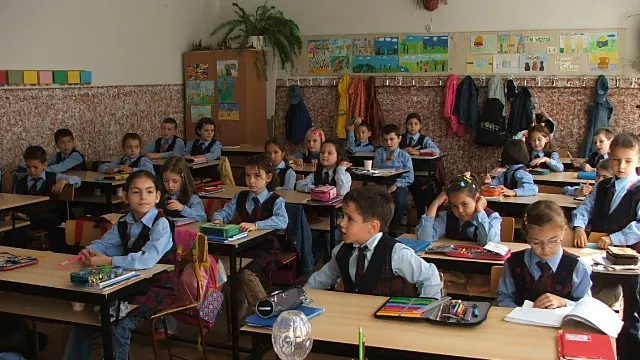 Atac dur pe Facebook: "La şcoală la noi nu se învață. De fapt, faceți cu toții homeschooling"
