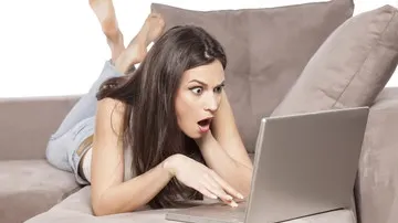 Caz neobişnuit: o adolescentă şi-a dat părinţii în judecată din cauza unor poze de pe Facebook