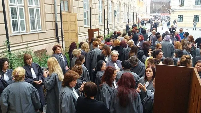 Procese suspendate la instanţele din Timiş după ce grefierii au ieşit în stradă să protesteze 