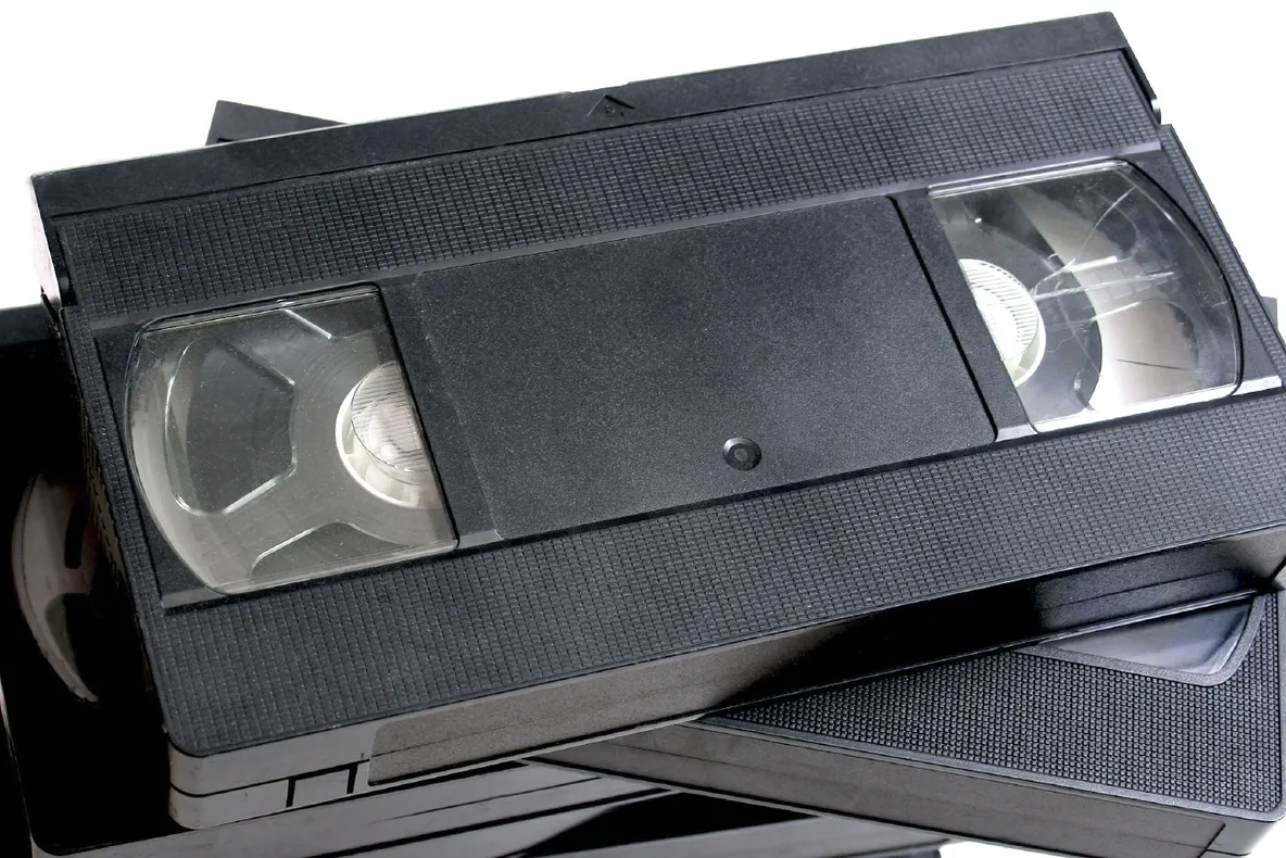 Ai prin casă acest film pe VHS? Valorează astăzi o avere: 12.000 de dolari!