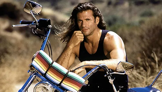 Îl mai ţii minte pe Lorenzo Lamas, starul sexy din serialul "Renegatul"? Cum arată acum