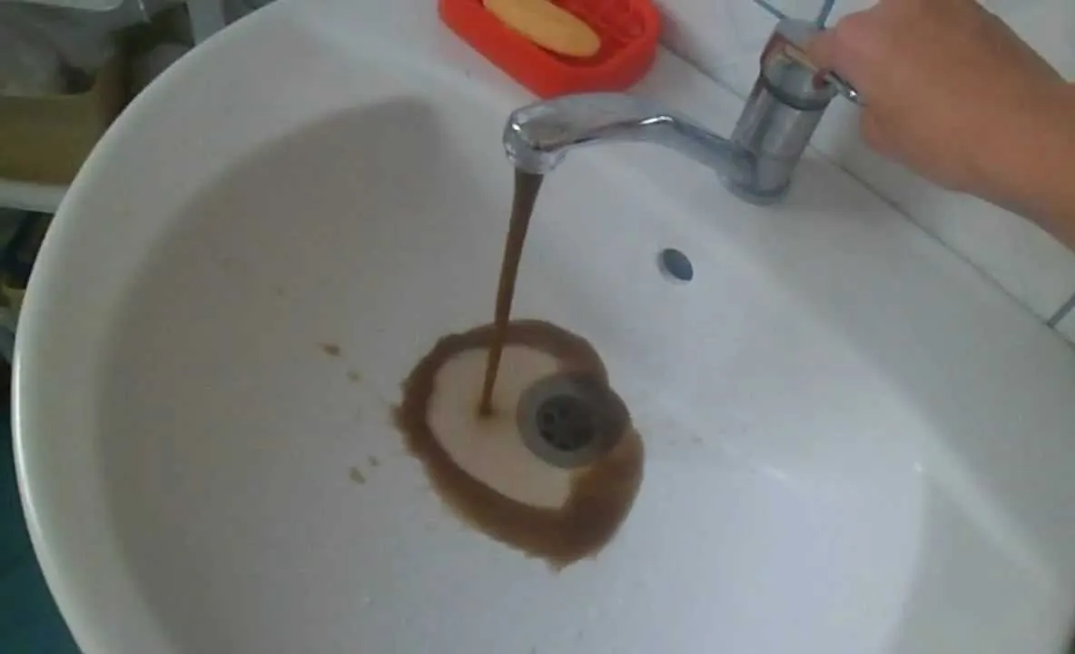 Situaţie incredibilă! Locatarii din Crângaşi primesc la robinete apă neagră şi urât mirositoare