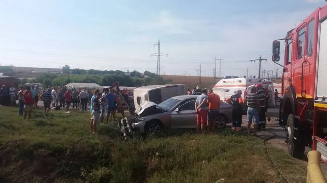 Accident grav de microbuz în Galaţi. 18 persoane implicate, 8 răniţi. A fost activat planul roşu
