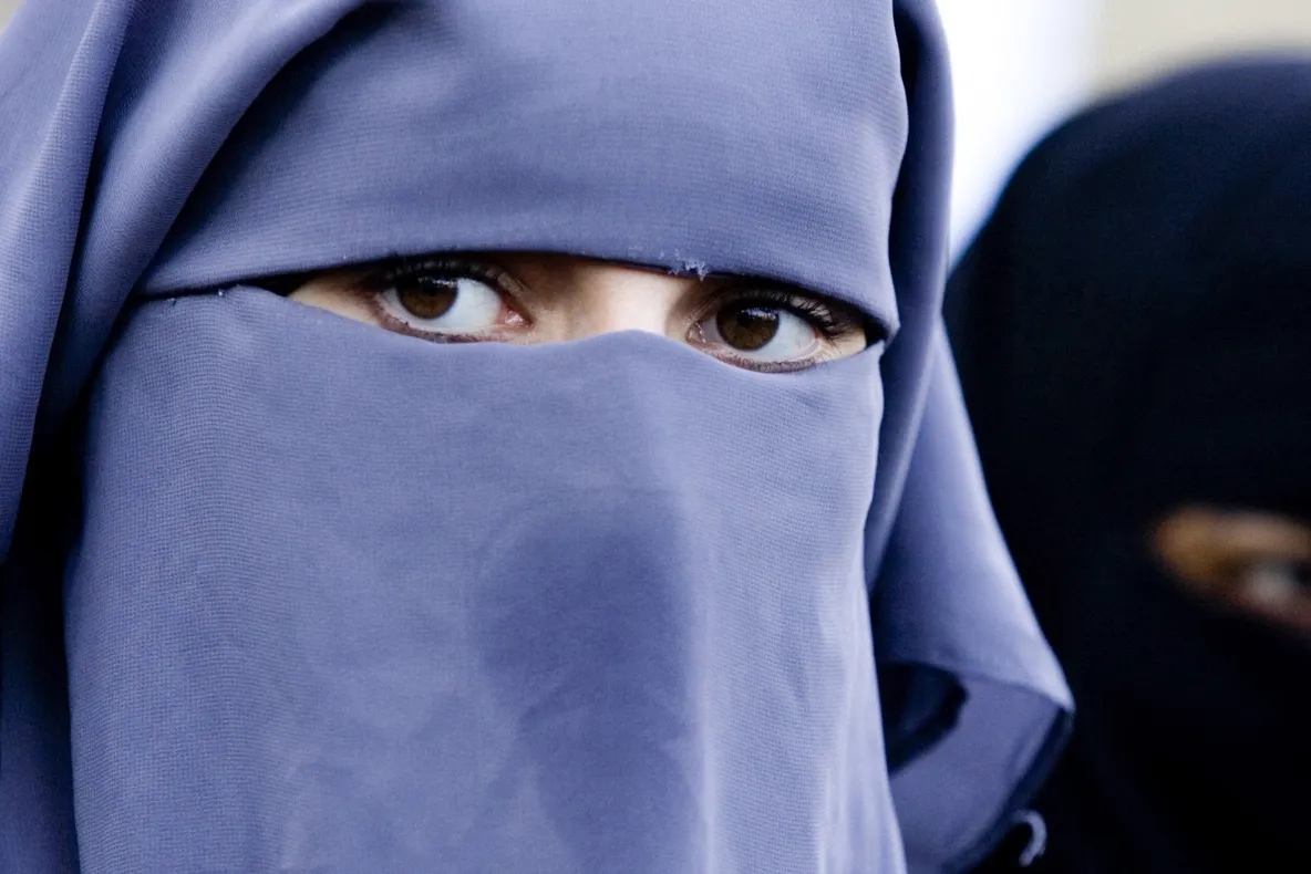 Doi bărbaţi au atacat, la Barcelona, o femeie însărcinată care purta niqab