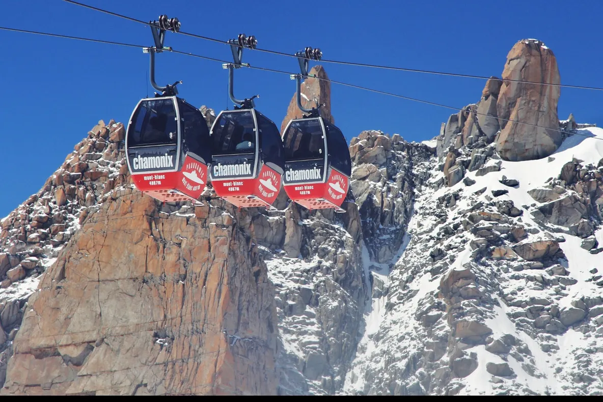 Alertă în Franța! Peste 100 de persoane sunt blocate în telecabine deasupra Mont Blanc