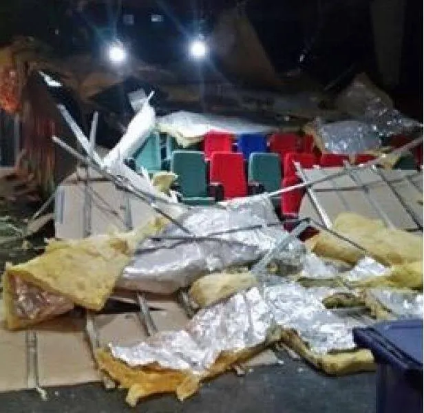 Incident la mall-ul din Focşani. Plafonul unui cinematograf s-a prăbuşit din cauza unui intrus 