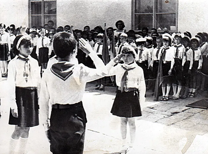 CULISELE STATULUI PARALEL. Paradoxul regimului comunist. Pe cât de dur era, pe atât de frumoase sunt amintirile copilăriei trăite în anii dictaturii.