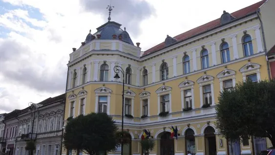 Şocant! O femeie şi-a dat foc în faţa primăriei din oraşul Sfântu Gheorghe 