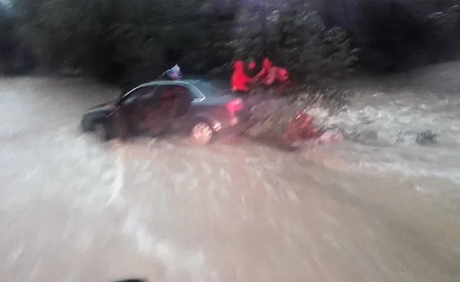 Grecia, măturată de inundaţii: 3 oameni au murit, o româncă şi doi copii, salvaţi în ultima clipă